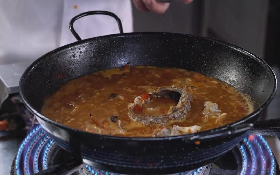 Caldereta de mariscos con centollo y gamba roja