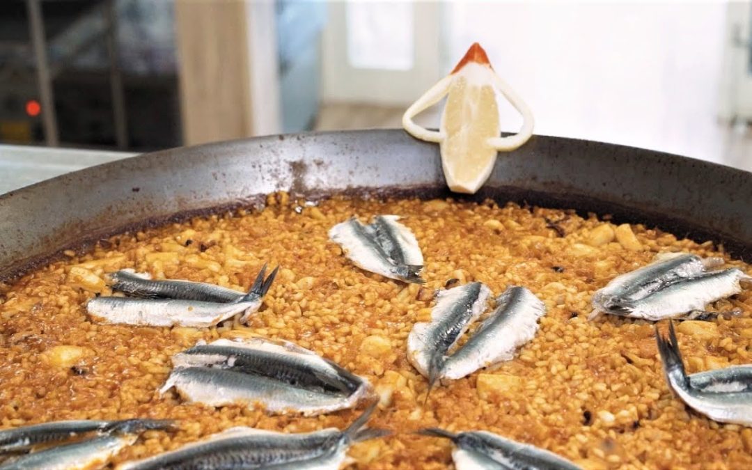 Paella valenciana de boquerones y cebolla